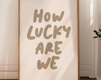 Impresión de Qué afortunados somos, póster de tipografía en negrita de color beige neutro, arte con cita inspiradora, impresión de recordatorio diario, arte de pared con pensamiento positivo