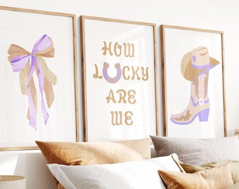 Póster de botas vaqueras de estilo preppy morado y moderno, estampado occidental femenino en beige, ¡Qué suerte tenemos!, juego de tres pósteres, lazo imprimible