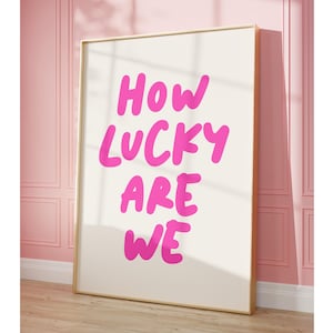 Hur lyckliga är vi-poster, rosa typografi, lyckoflicksyndrom, estetisk lägenhet, rosa studenthem, flickigt sovrum, preppy söta saker, dekor