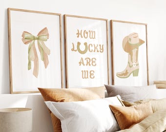 Conjunto de estampado verde salvia, conjunto de pósteres de coqueta con lazos beige de moda, Qué afortunados somos, estampado occidental de botas de vaquera de moda, conjunto de tres pósteres