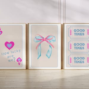 Set di stampe Blue Coquette, stampa Best Seller Ace of Hearts, poster Retro Good Times Ticket, poster Trendy Bows, set di 3 stampe da parete rosse e blu