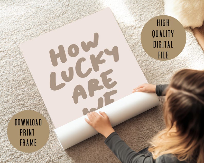 Puede incluir: Una descarga digital de un p&oacute;ster imprimible con el texto "How lucky are we" en marr&oacute;n sobre un fondo rosa claro. El p&oacute;ster est&aacute; enrollado y lo sostiene una mano. El texto "Download, Print, Frame" est&aacute; en un rect&aacute;ngulo marr&oacute;n en la esquina inferior izquierda del p&oacute;ster. El texto "High Quality Digital File" est&aacute; en un c&iacute;rculo marr&oacute;n en la esquina superior derecha del p&oacute;ster.