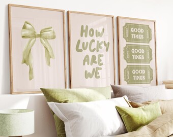 Impresión de Qué afortunados somos, impresión de lazo verde salvia, boleto Good Times, juego de pósteres Coquette, arte de pared verde salvia en color neutro, regalo de último momento