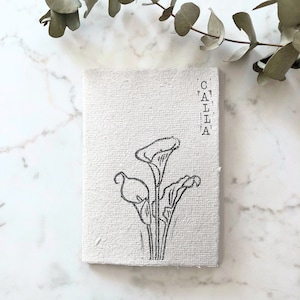 Quadernino di carta riciclata, copertina speciale con timbro floreale, rilegato a mano, fiori incisi a mano, formato A6