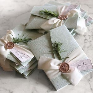 Partecipazioni Matrimonio in Carta Riciclata Fatta a Mano – Inviti Eleganti, Eco-friendly, Personalizzabili, Colore Verde, Salvia e Beige