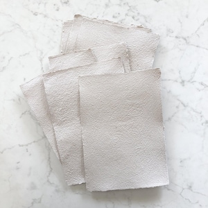 Foglio A4 carta riciclata fatta a mano, colore neutro