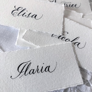 Personalisierte Tischkarte aus Papier – handgeschrieben in eleganter Kalligrafie für besondere Anlässe