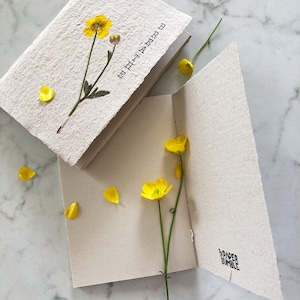 Quadernino fatto a mano in carta riciclata con fiore secco, rilegato a mano, formato A6, idea regalo romatica
