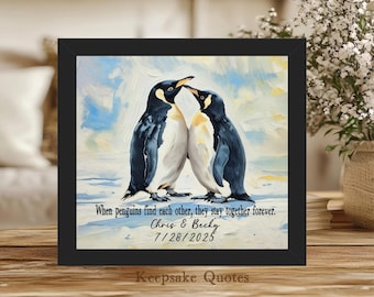 Könnte beinhalten: Gerahmter Kunstdruck mit zwei Pinguinen, die sich an den Schnäbeln berühren. Der Hintergrund zeigt blaue und weiße Pinselstriche. Der Text lautet: „Wenn Pinguine sich finden, bleiben sie für immer zusammen.“ Darunter steht „Chris & Becky 28.07.2025“.