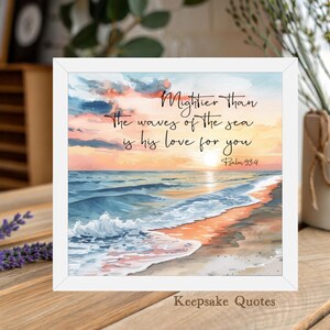 Op de afbeelding: Een ingelijste print met een aquarel strandsc&egrave;ne bij zonsondergang. Het kunstwerk bevat de tekst "Mightier than the waves of the sea is his love for you" en "Psalm 93:4". De lijst is wit en de tekst "Keepsake Quotes" staat onderaan.