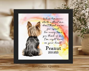 Könnte beinhalten: Gerahmter Druck mit einer Illustration eines Yorkshire Terriers und einem Regenbogenhintergrund. Der Text lautet: "Wenn morgen ohne mich beginnt... Ich bin direkt hier in deinem Herzen." Der Name des Hundes, Peanut, und die Daten 2010-2025 sind ebenfalls enthalten.
