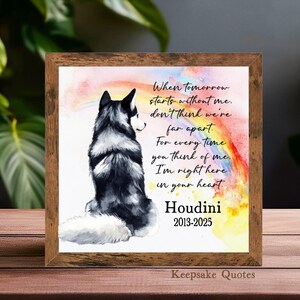 K&ouml;nnte beinhalten: Gerahmter Kunstdruck mit einem Aquarellgem&auml;lde eines schwarz-wei&szlig;en Husky-Hundes und einem Regenbogen. Der Druck enth&auml;lt den Text "When tomorrow starts without me..." und den Namen "Houdini" mit den Jahren 2013-2025.