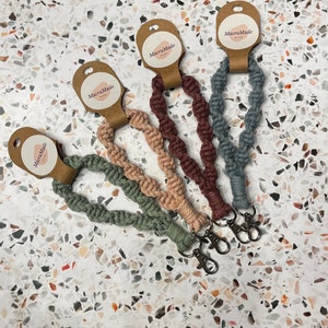 Llavero de macramé hecho a mano y dije bohemio para bolso - Cordón de algodón ecológico