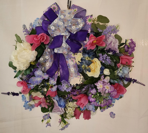 A summer wreath in shades of purple and pink