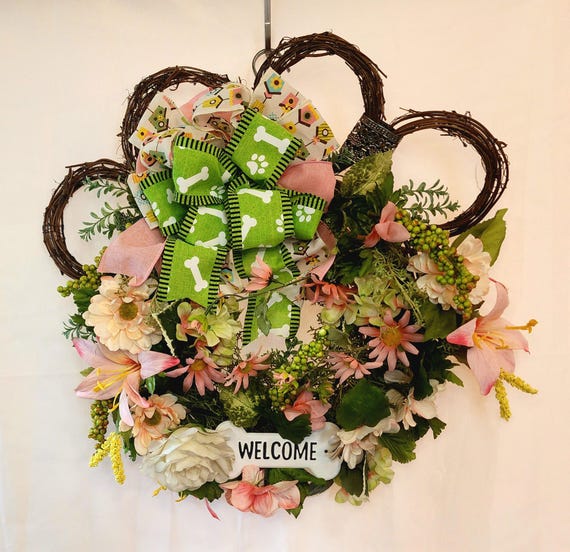 Beautiful Paw Print Wreath with Welcome Sign