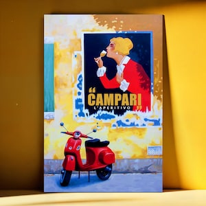 Puede incluir: Un póster de estilo vintage con una Vespa roja y un anuncio de "Campari L'Aperitivo". El anuncio muestra a una mujer con una chaqueta roja disfrutando de una bebida. El fondo es una pared amarilla texturizada.