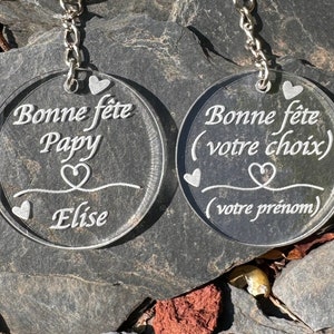 Wish a happy birthday in an original and personalized way. With the engraved happy birthday key ring, be sure to offer a gift that suits you.