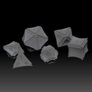 Könnte beinhalten: Ein Satz von sechs grauen Würfeln mit verschiedenen Zahlen auf jeder Seite. Die Würfel sind aus einem glatten, matten Material gefertigt und haben eine leicht abgerundete Form.