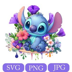 Op de afbeelding: Een blauw Stitch-personage uit Lilo & Stitch dat tussen paarse, roze en witte bloemen zit. Stitch houdt een roze hibiscusbloem vast.