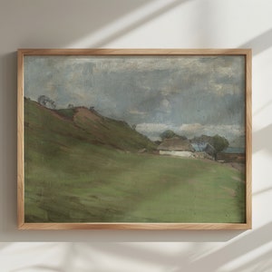 Puede incluir: Una pintura enmarcada que representa un paisaje rural con una peque&ntilde;a casa blanca y colinas verdes bajo un cielo nublado.