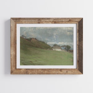 Puede incluir: Una pintura enmarcada que representa un paisaje rural con una peque&ntilde;a casa blanca con techo de paja, ubicada en un campo verde al pie de una colina. El cielo est&aacute; cubierto de nubes grises.