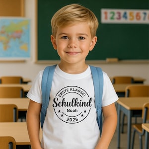 Personlig första klass skolbarn 2026 med namn tillbaka till skolan första klass barn-T-shirt