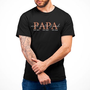 Herren T-Shirt Papa personalisiert mit Namen der Kinder Geburtsjahr Geschenk für Vater Vatertagsgeschenk Bild 4