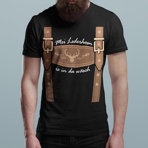 Men&#39;s T-Shirt Lederhosen Is In Da Wäsch Hirsch Traditional Shirt - Traditional Costume Gift for the Folk Festival | Oktoberfest