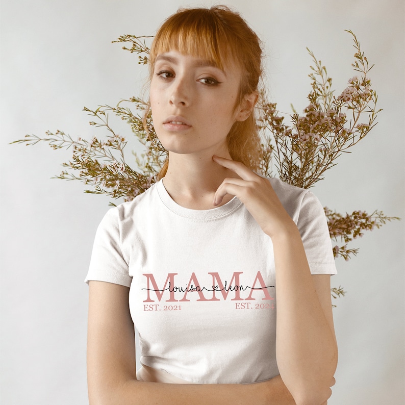 Frauen T-Shirt Mama personalisiert mit Namen der Kinder Geburtsjahr Geschenk für Mutter Muttertagsgeschenk Muttertag Bild 2
