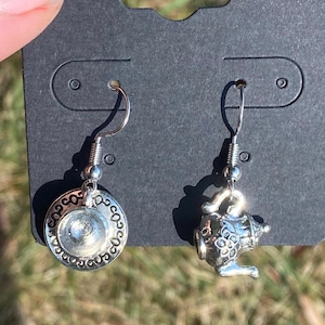 Vintage-geïnspireerde theekop- en theepotoorbellen – niet-overeenkomende bedelset