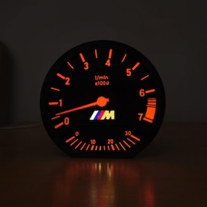 Könnte beinhalten: Handgefertigtes Holzschild mit dem Text "Welcome" in verspielter Schrift. Das Schild hat eine Used-Optik und ein schlichtes, rustikales Design, ideal für eine Eingangstür. Das Schild ist etwa 30 cm breit.