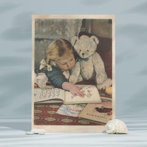 Cartão postal vintage, menina com ursinho de pelúcia, imagem instantânea para impressão, clipart retrô de criança e brinquedo, arte de parede, download digital