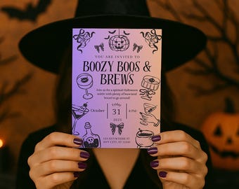 Può includere: Un biglietto d'invito di Halloween con uno sfondo sfumato viola e pesca. La carta recita "BOOZY BOOS & BREWS" con illustrazioni di Halloween. La data è il 31 ottobre 2025, alle 20:00. La carta è tenuta da una persona con un cappello da strega nero.