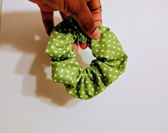 Coletero verde de lunares, de algodón, con temática primaveral, ideal para rellenar bolsas o como regalo para una amiga.