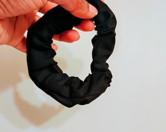 Schwarzes Scrunchie, Baumwolle, Frühling, Taschenbaumler, Geschenk für Freunde, Haargummis, handgemacht