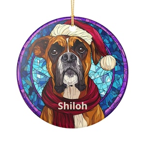 Adorno navideño de porcelana personalizado. Caja de regalo opcional. Perro bóxer marrón con mancha blanca. Regalo de Navidad perfecto para dueños de perros.