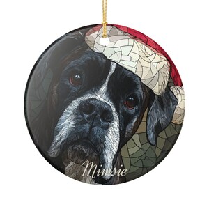 Adorno navideño de porcelana personalizado. Caja de regalo opcional. Parche blanco sobre bóxer negro. Regalo de Navidad perfecto para dueños de perros.