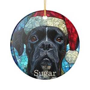 Adorno navideño de porcelana personalizado. Caja de regalo opcional. Parche de bóxer negro blanco en el pecho. Regalo de Navidad perfecto para dueños de perros.