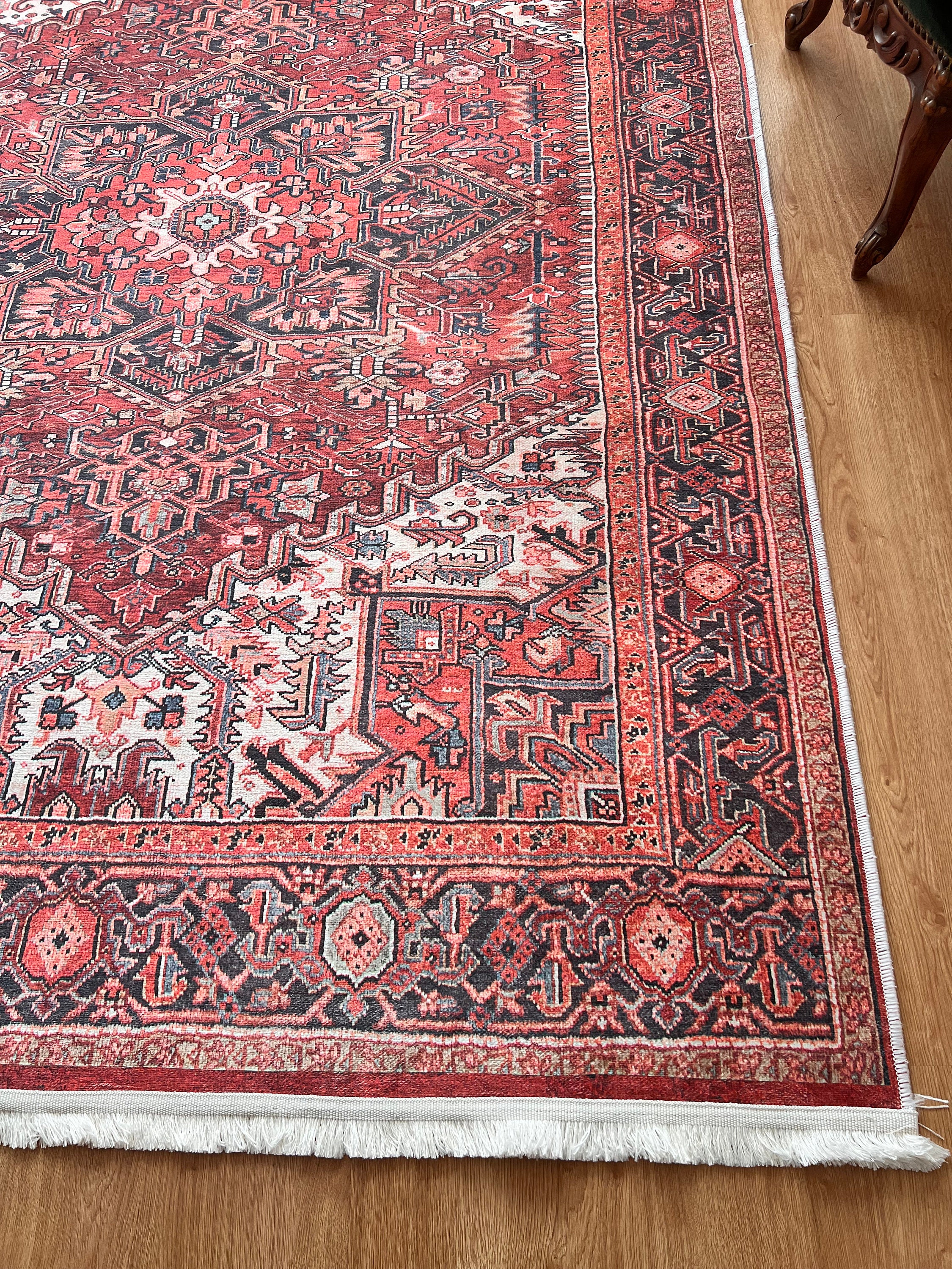 バーガンディ ペルシャ風ラグ：ヴィンテージ風のアンティーク調フロア