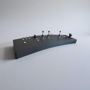 Könnte beinhalten: Eine dunkelgraue Steuerungstafel mit mehreren Hebeln, Knöpfen und Schaltern. Die Tafel hat eine gebogene Form und verfügt über einen gelben Knopf, silberne Kippschalter und schwarze Joystick-ähnliche Bedienelemente. Ein roter Knopf ist ebenfalls sichtbar.