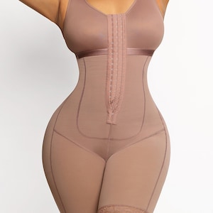 Puede incluir: Un body shaper de color nude con cierre de cremallera y tirantes ajustables. El shaper tiene cintura alta y un ribete de encaje en la parte inferior.