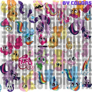 Puede incluir: Un patrón colorido de personajes de My Little Pony, incluyendo Twilight Sparkle, Rainbow Dash, Pinkie Pie, Fluttershy, Rarity, Applejack y Spike. Los personajes están dispuestos en un patrón aleatorio y todos miran en diferentes direcciones. El fondo es blanco.