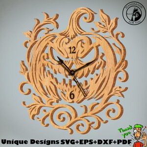 Op de afbeelding: Een houten wandklok in de vorm van een pompoen met een griezelig gezicht. De klok heeft zwarte wijzers en de cijfers 12 en 6. De klok is omgeven door decoratieve bladeren en krullen. De tekst "Unique Designs SVG+EPS+DXF+PDF" staat onderaan.