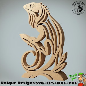 Może przedstawiać: Drewniana rzeźba iguany o szczegółowym, warstwowym wzorze. Iguana jest jasnobrązowa i ma skomplikowane wycięcia. Rzeźba ma tekst "Unique Designs SVG+EPS+DXF+PDF" na dole i logo "Handmade For You".
