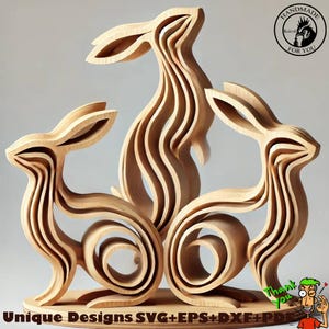 Könnte beinhalten: Eine Holzskulptur mit drei stilisierten Hasen, gefertigt aus geschichtetem Holz. Die hellbraunen Hasen sind auf einem Holzsockel angeordnet. Der Text "Unique Designs SVG+EPS+DXF+PDF" befindet sich unten. Die Skulptur hat einen handgefertigten Look.
