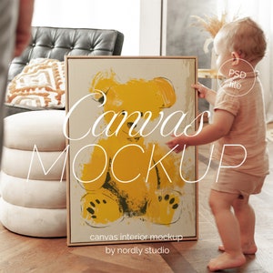 Gerahmte Leinwand Mockup mit Kind DIN A Ratio Minimaler Holzrahmen Mockup PSD Photoshop Mockup, Kinderzimmer Floater Rahmen Mockup Wohnzimmer Szene