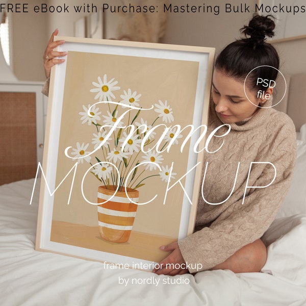 Glazen frame mockup met persoon, DIN A-verhouding, dun houten frame, PSD Photoshop mockup, frame mockup interieur, slaapkamer frame mockup vrouw