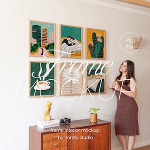 6 Bilderrahmen Mockup Bundle, 6er Set Rahmen Mockups, 6er Set Rahmen mit Person, Rahmen Galerie Mockup, Wandgalerie Mockup Leichtholz