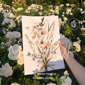 Poster Mockup Mit Person, DIN A Ratio, Nahaufnahme Detail Mockup, PSD Rahmen Mockup, Kunstdruck Mockup, Hochzeit Mockup mit weißen Blumen Rosen