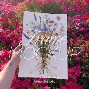 Maqueta de póster con persona, proporción DIN A, maqueta de detalle de primer plano, maqueta de marco de Photoshop PSD con manos, maqueta de impresión artística con flores rosadas
